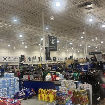 Walmart - Aisles are tight - Department Stores Near Me - Roeland Park, Kansas