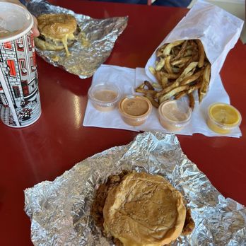 ハンバーガーショップ CENTER4 HAMBURGERS(センターフォー ハンバーガーズ)」(高山市