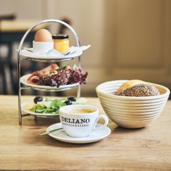 Deliano Backstube, Konditorei & Café - Unser Backstubenfrühstück mit einer Tasse Kaffee aus unserer Rösterei.