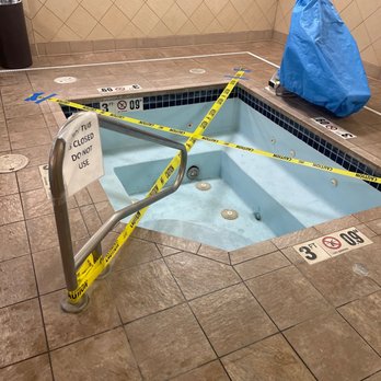 Hampton Inn Medford - Empty hot tub - Hotels Near Me - Medford, Oregon Hampton Inn Medford - Empty hot tub - Hotels Near Me - Medford, Oregon