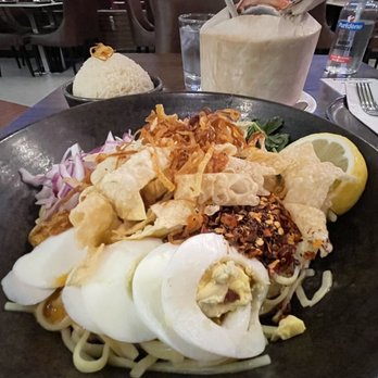 Aung Burma - Golden noodle salad, Burma paradise cocktail, cup of coconut rice - Burmese Near Me - Concord, California