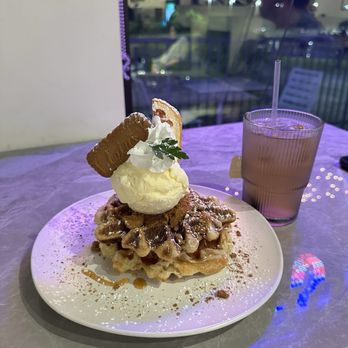 TwoHa's Cafe - Honey Pear Tea and Biscoff Cruffle - Desserts Near Me - Duluth, Georgia
