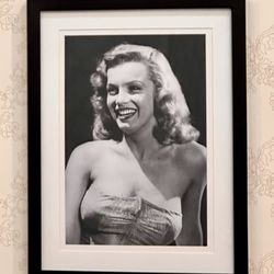 Drybar - Bakersfield - Classic Photos Line the Walls.
