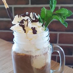 House of Waffles - Iced-Tonka-latte mit hausgemachtem Tonkabohnensirup und eiskaltem Espresso