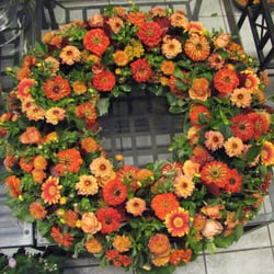 Blumen Marienwald - Trauerkranz, rundgesteckt aus Rosen, Zinnien, Dahlien und Germinis