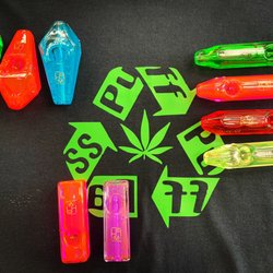Miss B's Oddities - Neón hand pipes