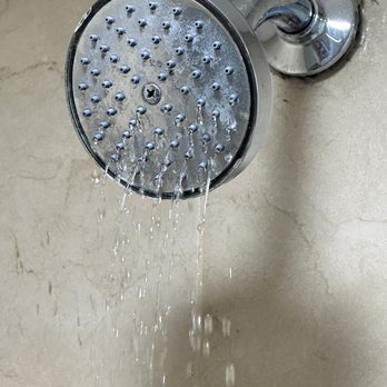 One Hotel - This was all of the hot water that came out of the shower. That's it not even enough to get wet. - Hotels Near Me - Mexicali, BCN