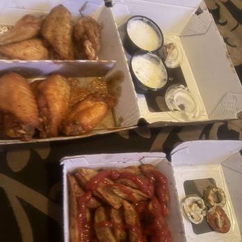 Buffalo Wild Wings - Wing  Potato Wedges Wings   wedge were hot - Sports Bars Near Me - Waldorf, Maryland