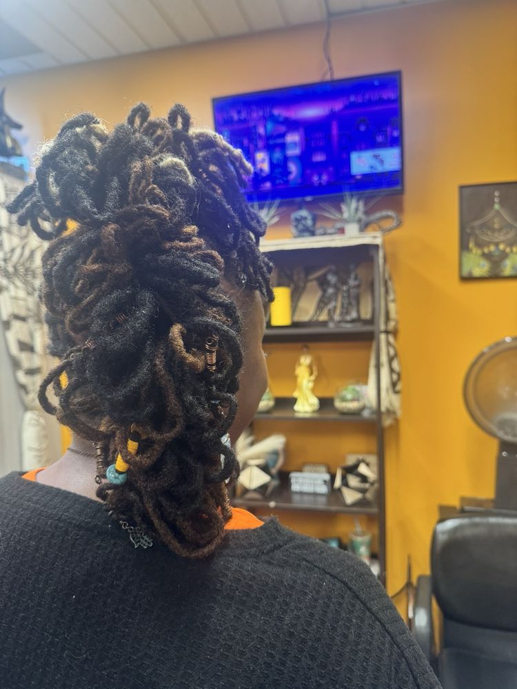 Earth’s Paradise Natural Hair Care Salon Logo