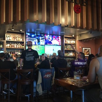 The Hub Eats & Drinks - Football fans deluxe - American Near Me - Sacramento, California