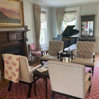 34 State Historic Luxury Suites - The living room - Hotels Near Me - Skaneateles, New York 34 State Historic Luxury Suites - The living room - Hotels Near Me - Skaneateles, New York