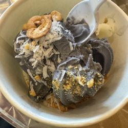 Scoopz Frozen Yogurt - Taro flavor