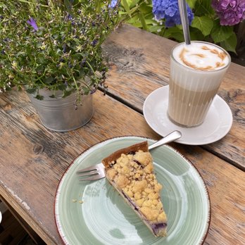 Kaffeemacherei - Blueberry Crumble Cheesecake & Latte Macchiato - Coffee & Tea Near Me - Frankfurt, HE Kaffeemacherei - Blueberry Crumble Cheesecake & Latte Macchiato - Coffee & Tea Near Me - Frankfurt, HE