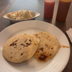 Olocuilta Pupuseria - Pupusas de queso y revuelta. Cheese pupusa and mixed pupusa.
