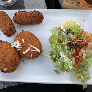 La taverne brugeoise - 1 order of cheese croquettes (2 pieces) and 1 order of shrimp croquettes (2 pieces) - Belgian Near Me - Bruges, VWV La taverne brugeoise - 1 order of cheese croquettes (2 pieces) and 1 order of shrimp croquettes (2 pieces) - Belgian Near Me - Bruges, VWV
