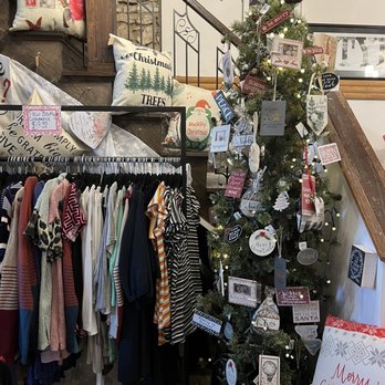 Chic & Unique - Shirts and seasonal items - Thrift Stores Near Me - Beloit, Wisconsin