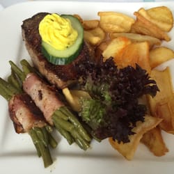 Haus Bieger - Rumpsteak mit hausgemachten Kartoffel-Chips und Bohnen im Speckmantel