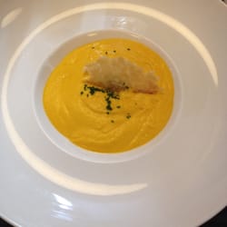 Au Coin de la Rue - Velouté de carottes, chair de tourteaux, chips de parmesan