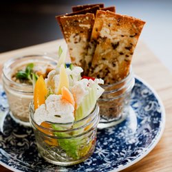 Ella's Italian Pub - Geneva - Hummus + Veggies