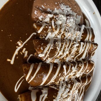 Roble de Raíz a la Mesa - Four enchiladas with mole sauce - Spanish Near Me - Rosarito, BCN Roble de Raíz a la Mesa - Four enchiladas with mole sauce - Spanish Near Me - Rosarito, BCN