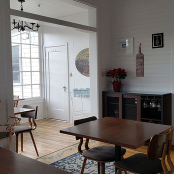 Gilbert Inn - Breakfast room - Hotels Near Me - Seaside, Oregon Gilbert Inn - Breakfast room - Hotels Near Me - Seaside, Oregon