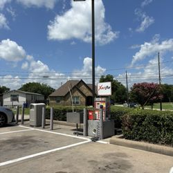 Buc-ee's - Air, water, windshield cleaning