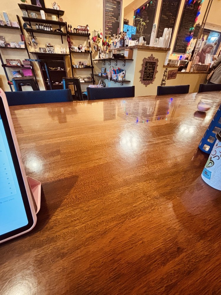 Mad Hatters Cafe & Co-Op Logo