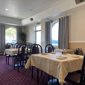 Golden Palace - a dining room with tables and chairs - Dim Sum Near Me - San Jose, California Golden Palace - a dining room with tables and chairs - Dim Sum Near Me - San Jose, California