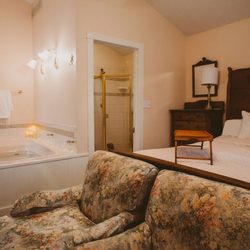 Garden Grove Inn - The Sunflower Room