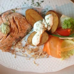 Oberża Sąsiadów - Grilled tuna with salads and potatoes