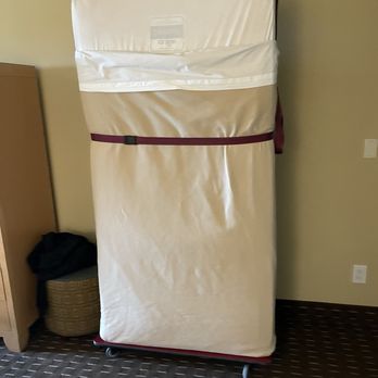 Hi Tide Oceanfront Inn - Roll away in our room. We did not ask for the rollaway.. First floor. Ask for it if you need one. Not in every room. - Hotels Near Me - Seaside, Oregon