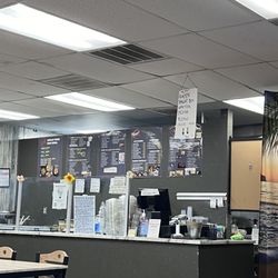 Hawaii Ramen Noodle & Poke - Bar area