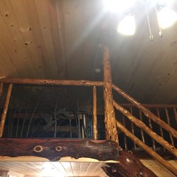 Buck's Cabins - The staircase in Goose Nest