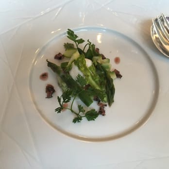 Petit Amour - Amuse Bouche: Pochiertes Wachtelei Mit grünem Spargel und Pilzvinaigrette - French Near Me - Hamburg, HH