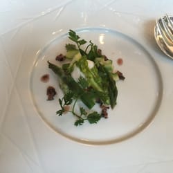 Petit Amour - Amuse Bouche: Pochiertes Wachtelei Mit grünem Spargel und Pilzvinaigrette
