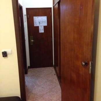 Hotel Apolo - Small dark room - Hotels Near Me - Vila Real de Santo António, 08