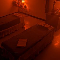 Awe Spa & Massage - Relaxing couples massage room