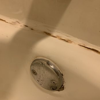 La Quinta Inn by Wyndham Phoenix Thomas Road - Bathtub caulking - Hotels Near Me - Phoenix, Arizona
