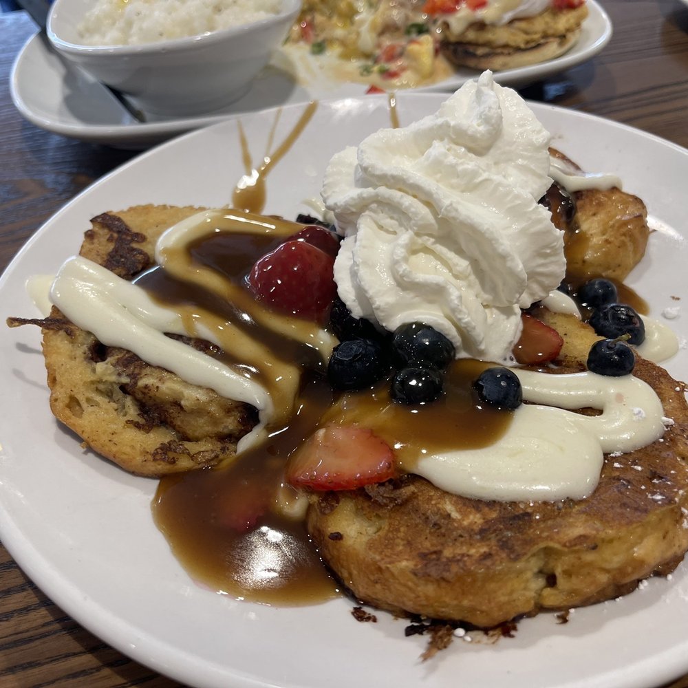 Another Broken Egg Cafe - Cinnamon roll french toast - American Near Me - Williamsburg, Virginia Another Broken Egg Cafe - Cinnamon roll french toast - American Near Me - Williamsburg, Virginia