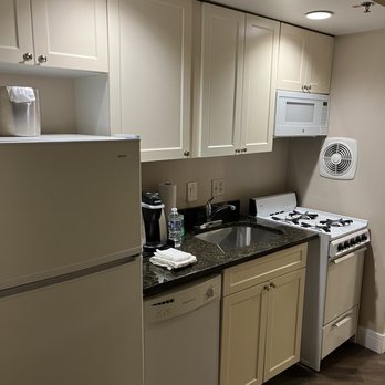 The Windsor Suites - Kitchen - Hotels Near Me - Philadelphia, Pennsylvania