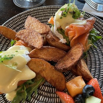 Dominion Bar + Kitchen - Smoked Salmon Benny - Canadian (New) Near Me - Surrey, British Columbia