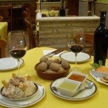 Arepera Canaria - Papas arrugás con mojo picón y de aguacate con ensaladilla. - Spanish Near Me - Catarroja, V Arepera Canaria - Papas arrugás con mojo picón y de aguacate con ensaladilla. - Spanish Near Me - Catarroja, V