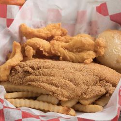 Southern Seafood - Small seafood platter - 1 catfish fillet, 6 shrimps, fries and roll