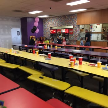 Peter Piper Pizza - Despite a staff of 12 kids, this place was a disaster. Half the games didn't work. Asked for a plastic knife, got a pizza cutter - Pizza Near Me - Roswell, New Mexico