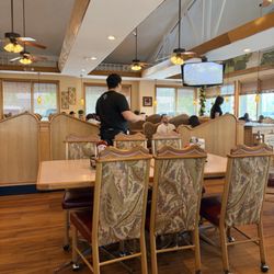 Donald's Pancake House - Dining room