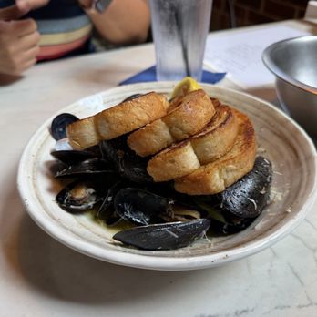 O Bar - Garlic mussels - Bars Near Me - Charleston, South Carolina O Bar - Garlic mussels - Bars Near Me - Charleston, South Carolina