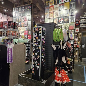 Hot Topic - Inside Hot Topic - Men's Clothing Near Me - Canoga Park, California