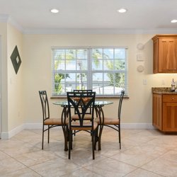Siesta Key Inn - Separate dining areas