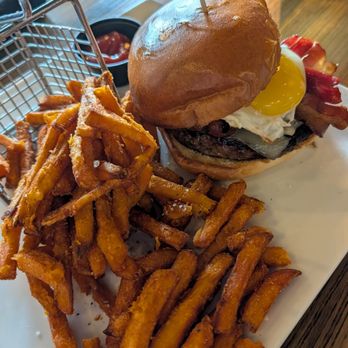 Union Straw - Farmhouse Burger and sweet potato fries - American Near Me - Taunton, Massachusetts Union Straw - Farmhouse Burger and sweet potato fries - American Near Me - Taunton, Massachusetts