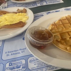 St. Albans Diner - Eggs, bacon and waffle